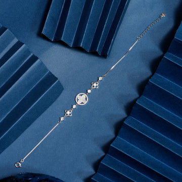 The 925 Delicate Mop Loose Bracelate is made of delicate materials