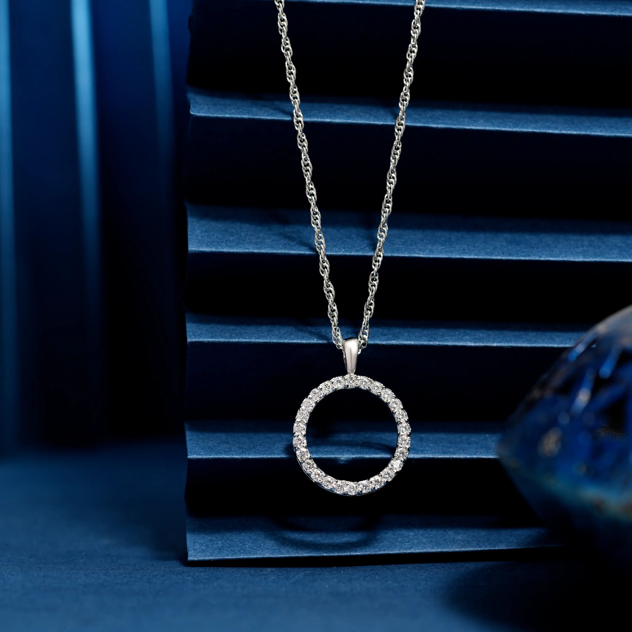 925 light pettern small stone chain pendent