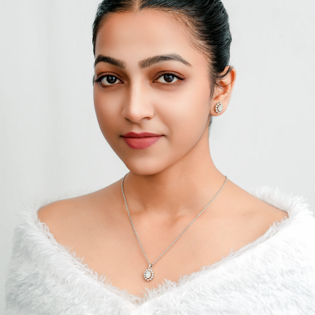 925 single stone with multi small dimond ovel chain p.set