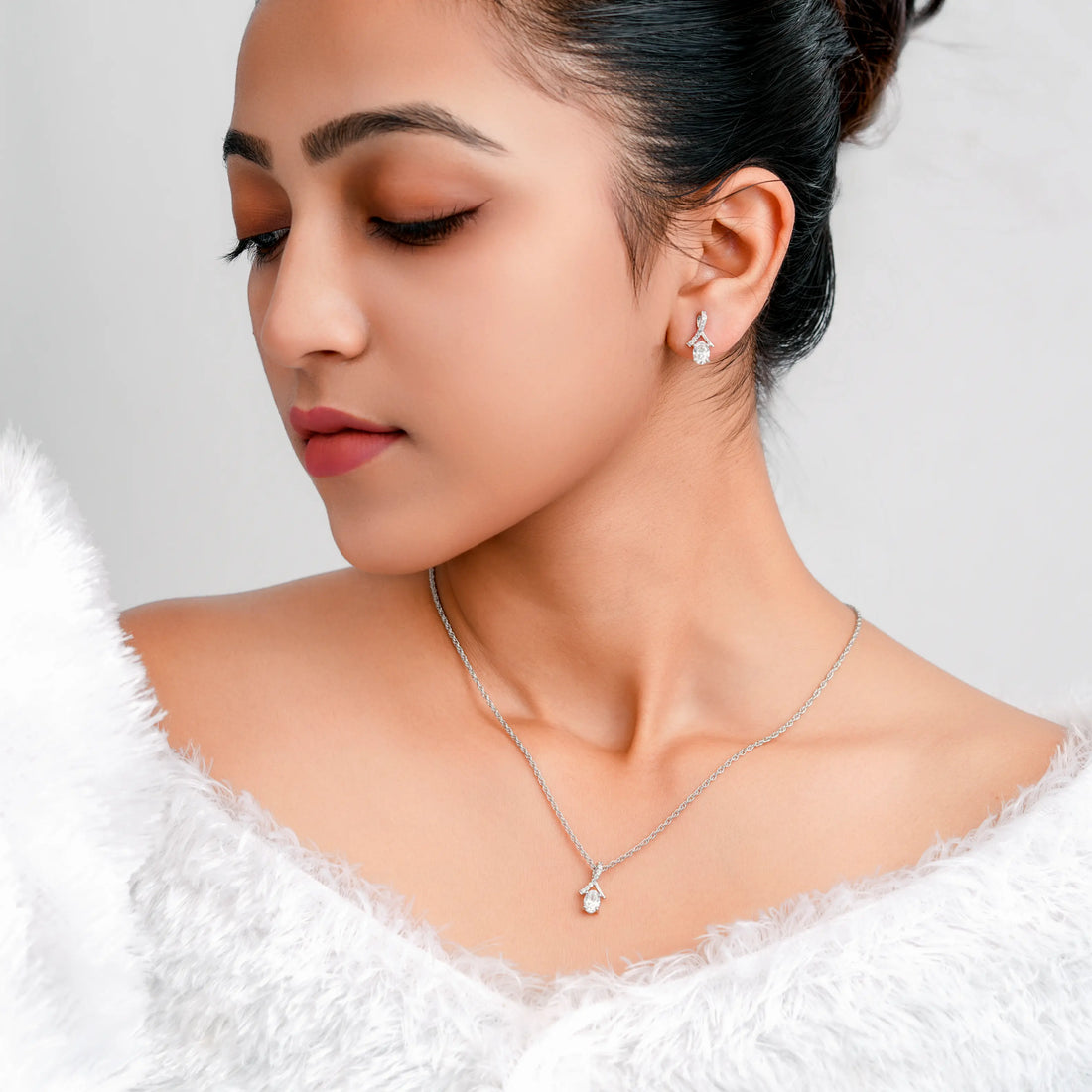 925 single with small dimond line with ovel stone chain p.set