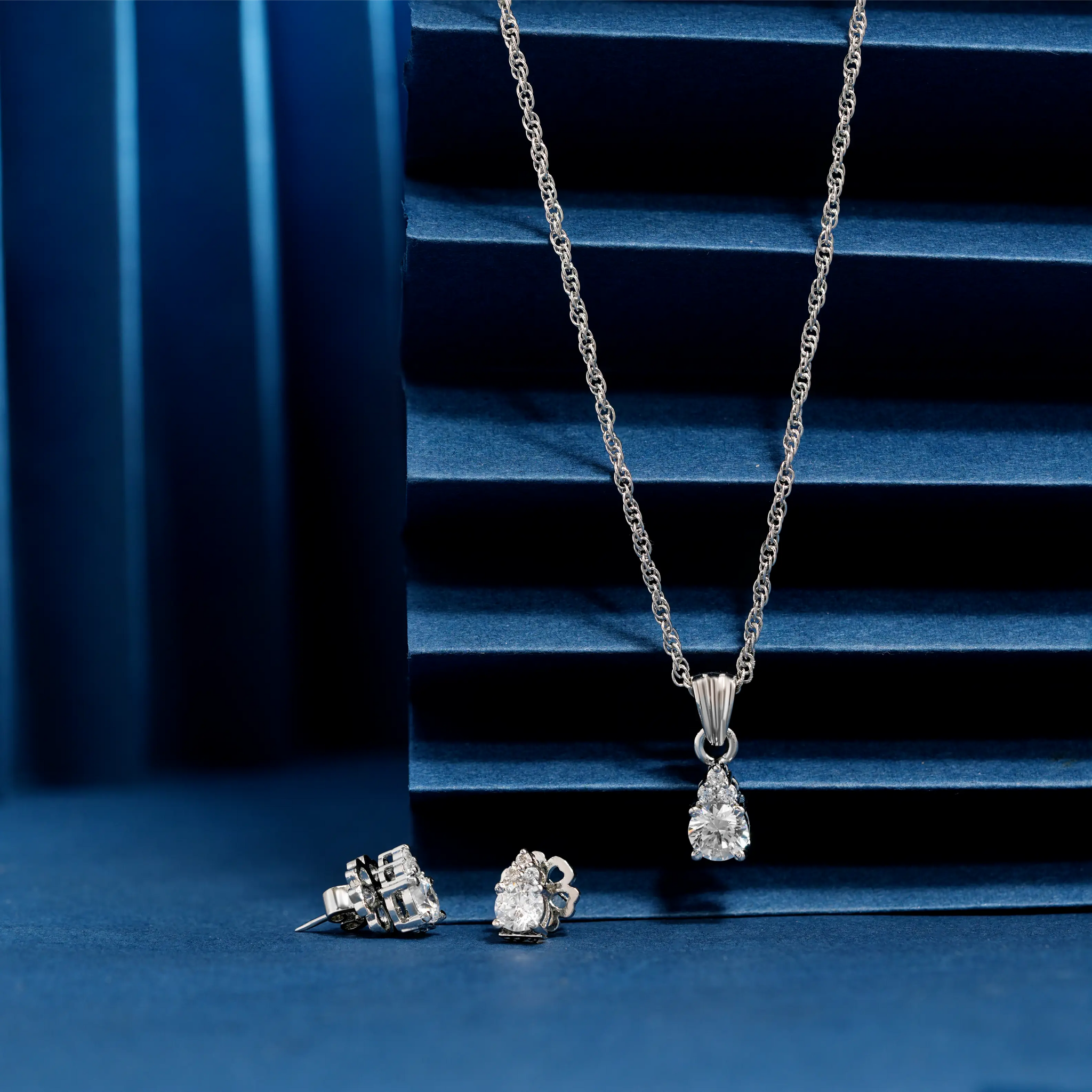 925 small three dimond with drop shape dimond chain p.set